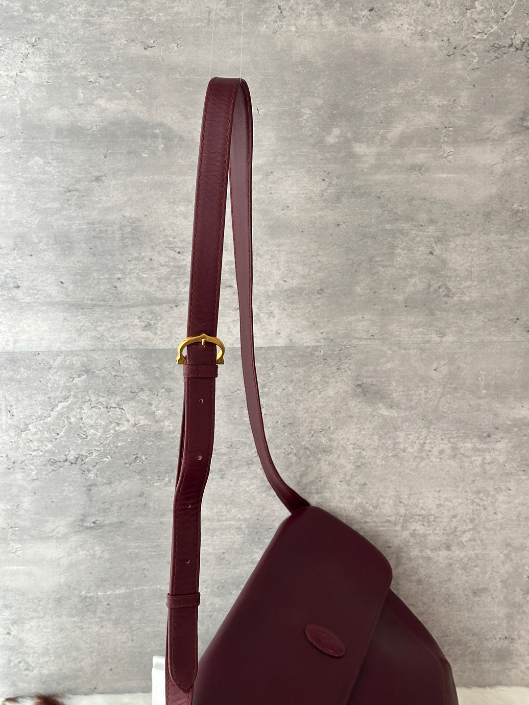 Cartier Burgundy Leather Messenger Bag 🍷｜Roomy Capacity × Crossbody Styling × Elegant Casual Look