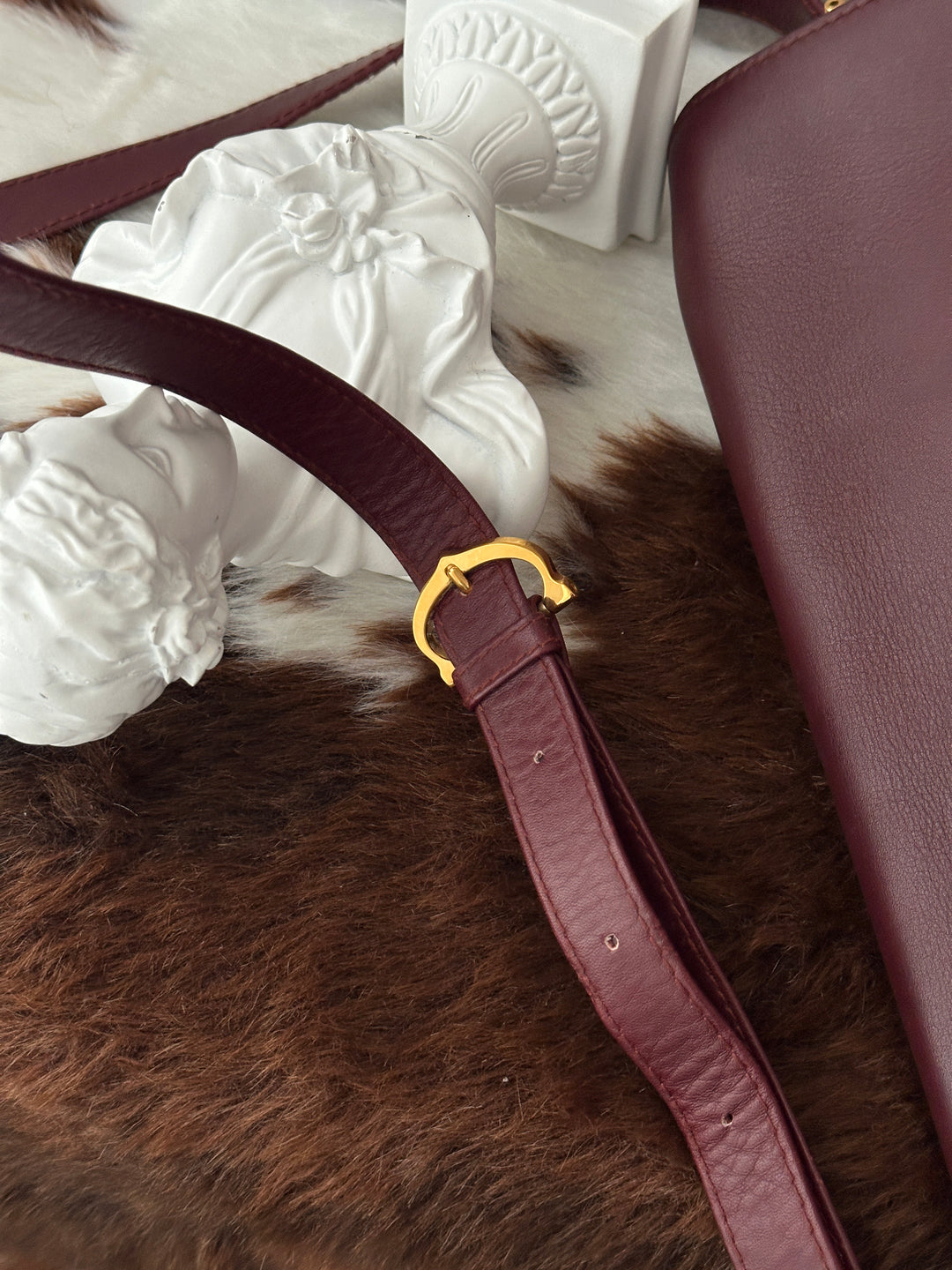 Cartier Burgundy Leather Messenger Bag 🍷｜Roomy Capacity × Crossbody Styling × Elegant Casual Look