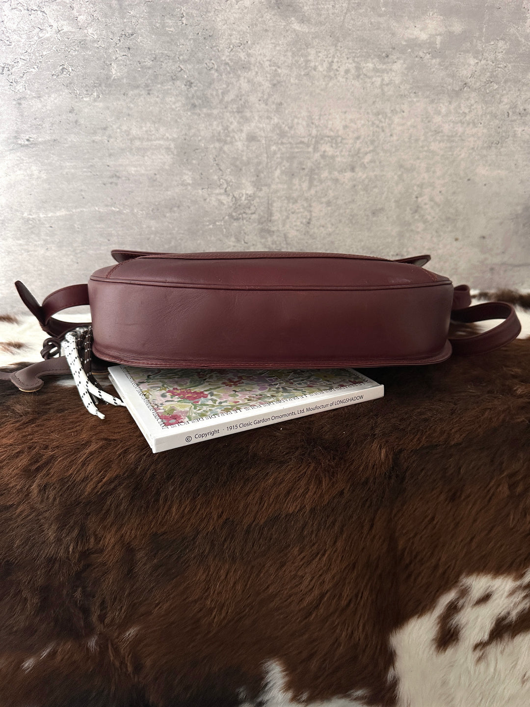 Cartier Burgundy Leather Messenger Bag 🍷｜Roomy Capacity × Crossbody Styling × Elegant Casual Look