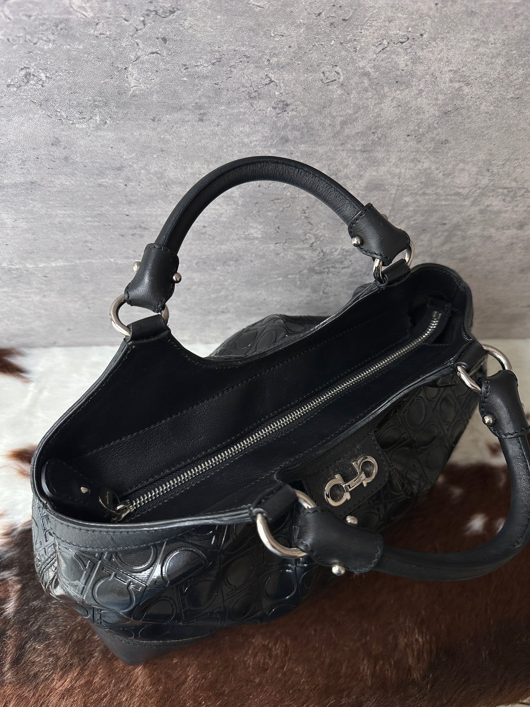 Ferragamo Embossed Gancini Top Handle Bag 🖤｜Embossed Monogram × Top Handle Shape × Crossbody-Friendly