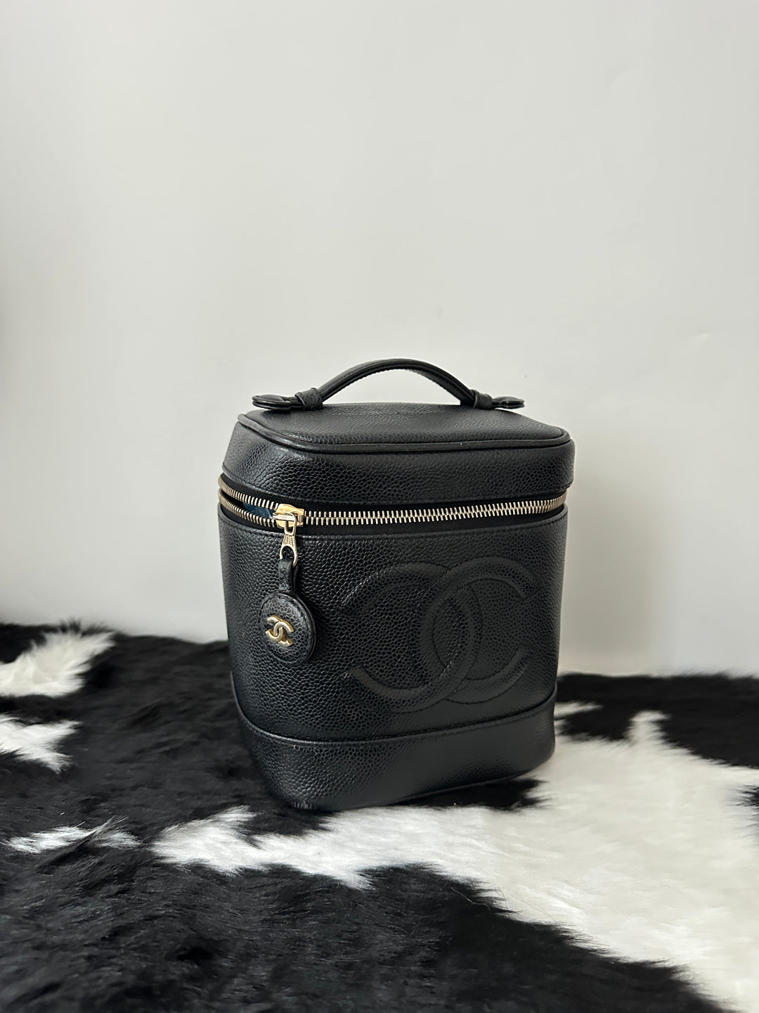 CHANEL Caviar Vanity Case｜Classic Black Caviar × Iconic CC Embossing × Elegant Mini Charm ✨🖤