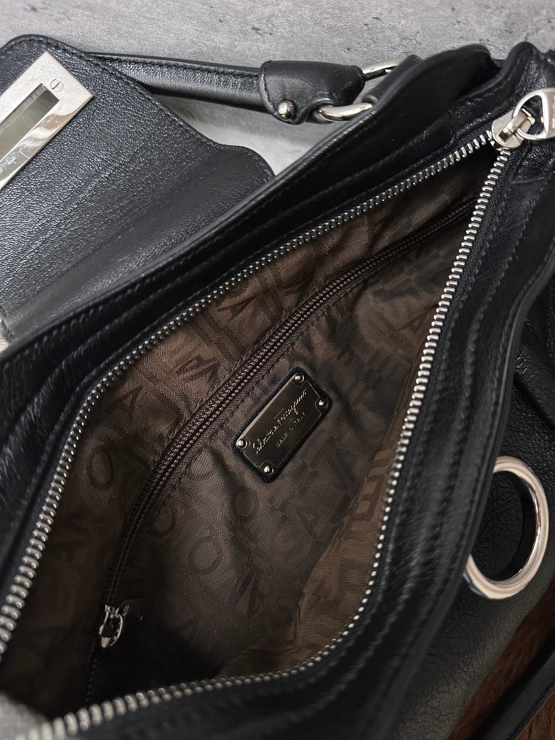 Ferragamo Black Leather Gancini Hobo Bag 🖤｜Full Set × Small City Bag Shape × Silver Hardware✨