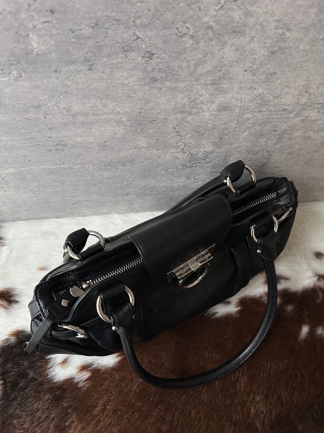 Ferragamo Black Leather Gancini Hobo Bag 🖤｜Full Set × Small City Bag Shape × Silver Hardware✨