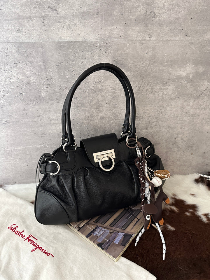 Ferragamo Black Leather Gancini Hobo Bag 🖤｜Full Set × Small City Bag Shape × Silver Hardware✨