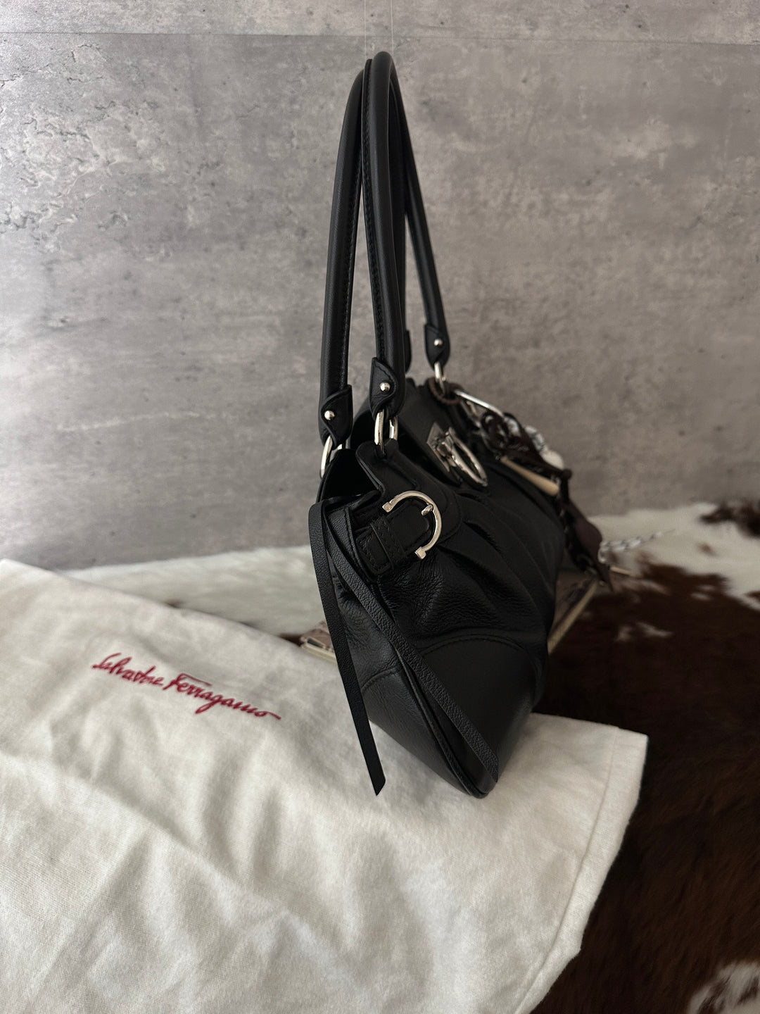 Ferragamo Black Leather Gancini Hobo Bag 🖤｜Full Set × Small City Bag Shape × Silver Hardware✨