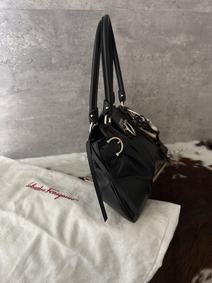 Ferragamo Black Leather Gancini Hobo Bag 🖤｜Full Set × Small City Bag Shape × Silver Hardware✨
