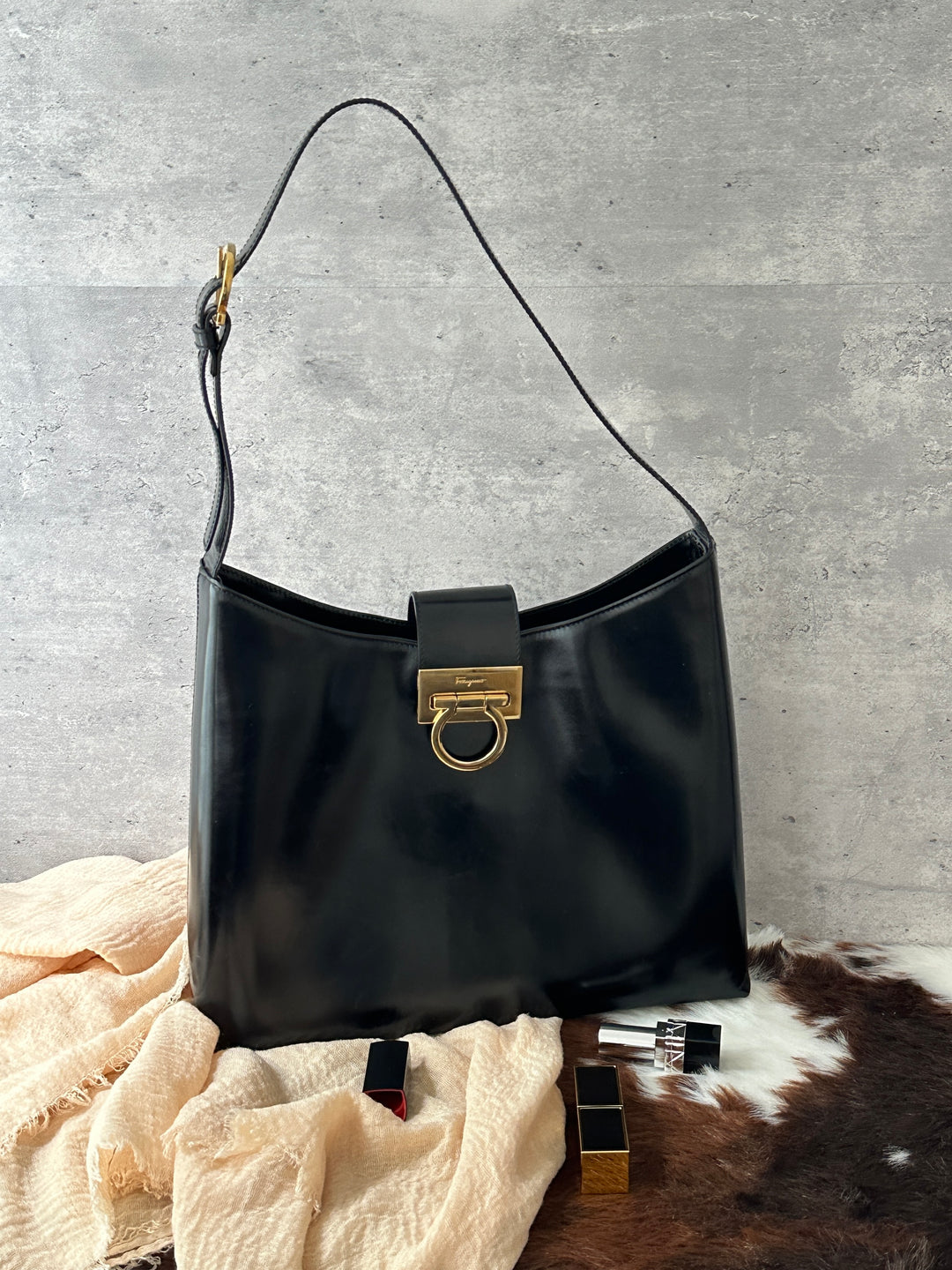 Ferragamo Gancini Black Hobo Shoulder Bag 🖤｜Sleek Black Leather × Gold Gancini Buckle × Effortless Daily Style