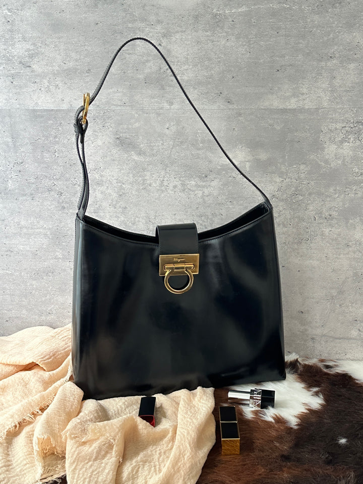 Ferragamo Gancini Black Hobo Shoulder Bag 🖤｜Sleek Black Leather × Gold Gancini Buckle × Effortless Daily Style