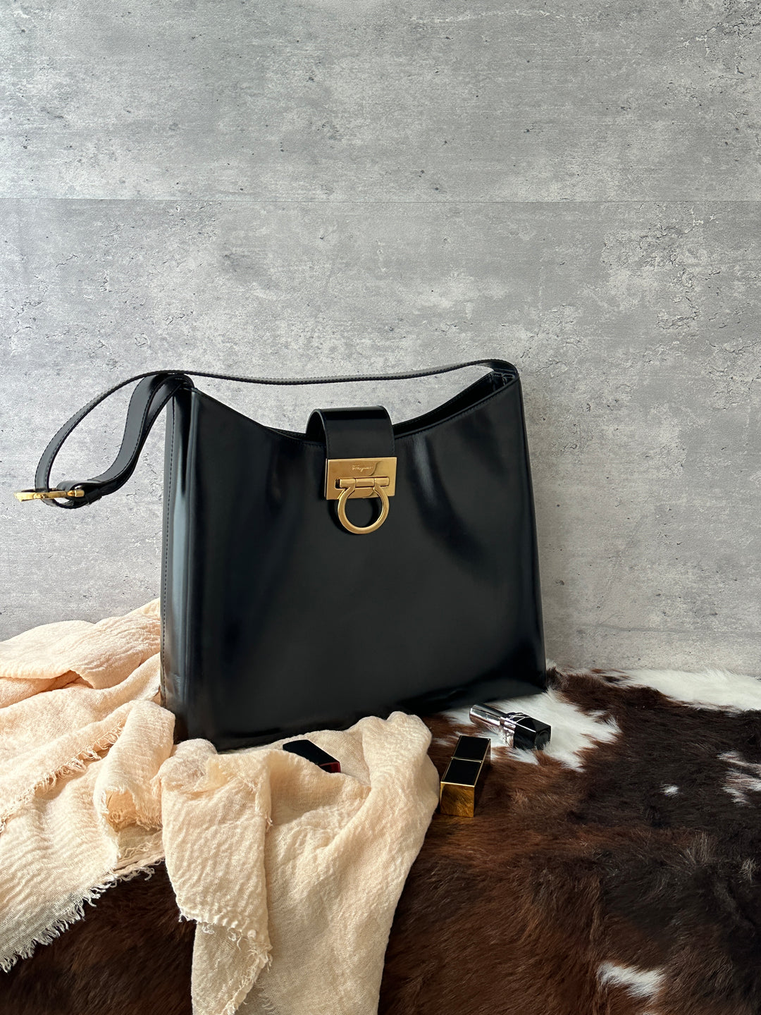 Ferragamo Gancini Black Hobo Shoulder Bag 🖤｜Sleek Black Leather × Gold Gancini Buckle × Effortless Daily Style