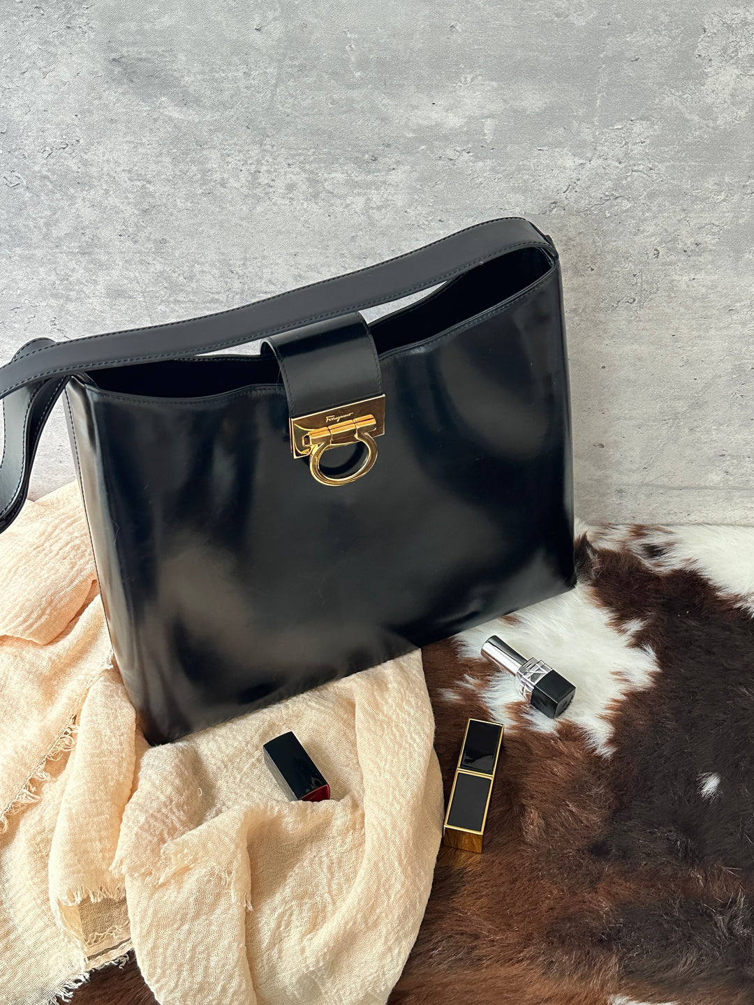 Ferragamo Gancini Black Hobo Shoulder Bag 🖤｜Sleek Black Leather × Gold Gancini Buckle × Effortless Daily Style