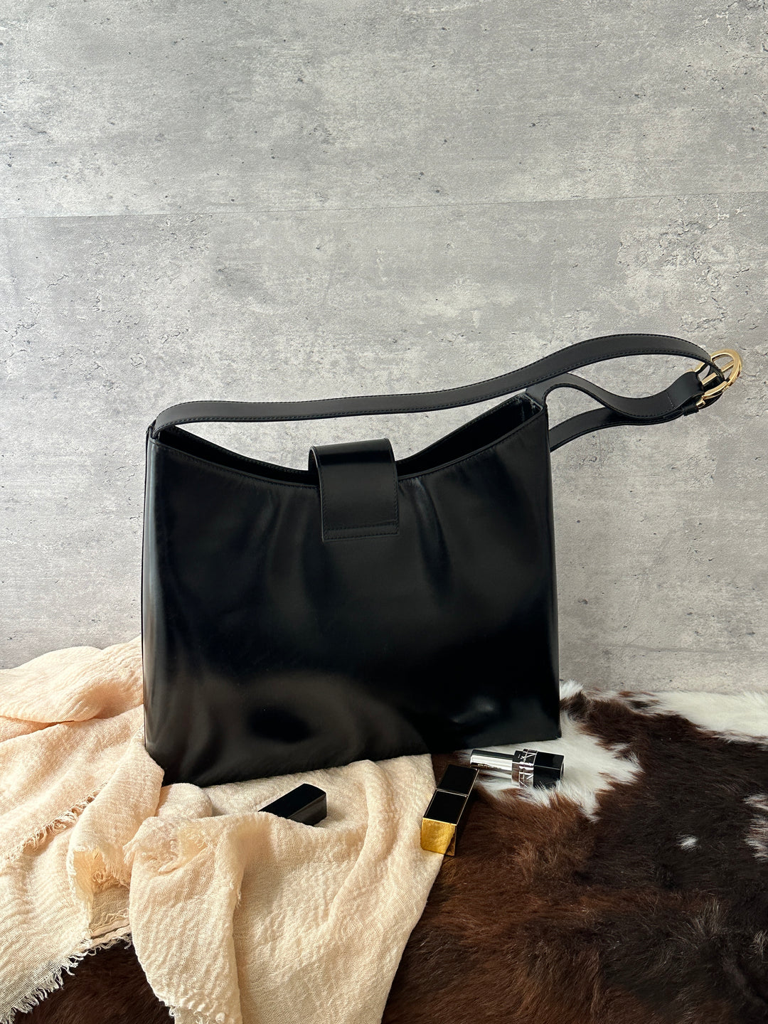 Ferragamo Gancini Black Hobo Shoulder Bag 🖤｜Sleek Black Leather × Gold Gancini Buckle × Effortless Daily Style