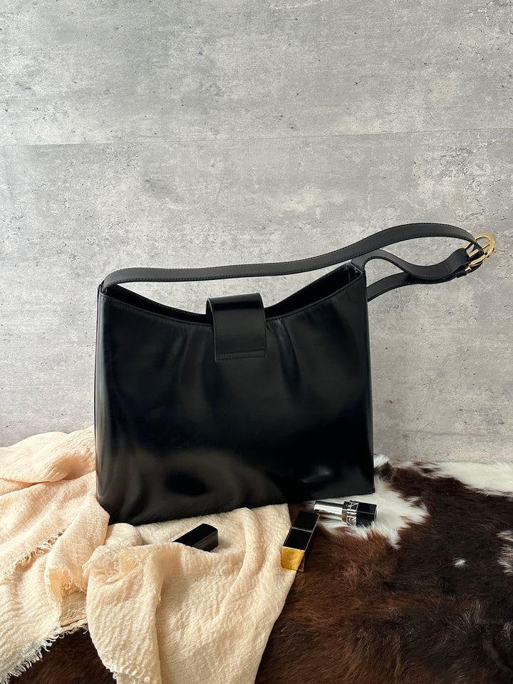 Ferragamo Gancini Black Hobo Shoulder Bag 🖤｜Sleek Black Leather × Gold Gancini Buckle × Effortless Daily Style