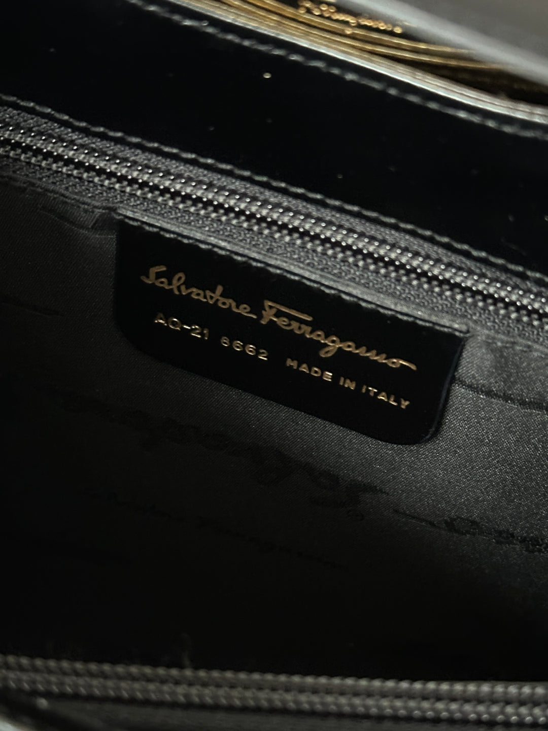 Ferragamo Gancini Black Hobo Shoulder Bag 🖤｜Sleek Black Leather × Gold Gancini Buckle × Effortless Daily Style
