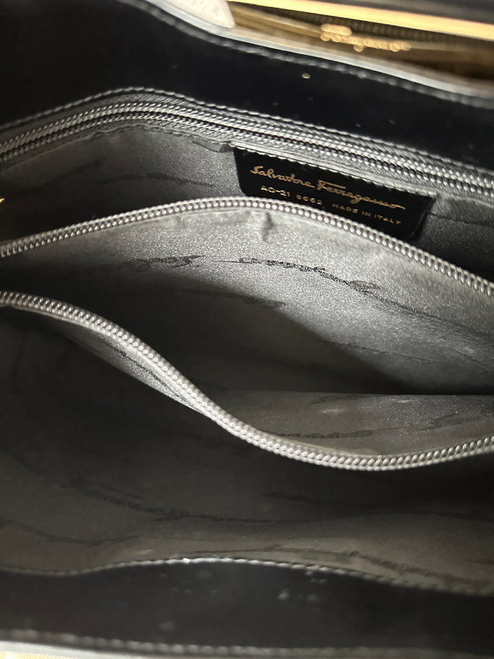 Ferragamo Gancini Black Hobo Shoulder Bag 🖤｜Sleek Black Leather × Gold Gancini Buckle × Effortless Daily Style