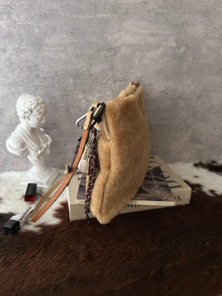 Fendi FF Shearling Crossbody Bag 🤎｜Oversized FF Logo・Soft Fluffy Texture・Perfect Autumn/Winter Bag