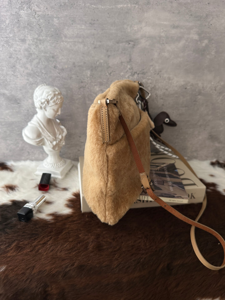 Fendi FF Shearling Crossbody Bag 🤎｜Oversized FF Logo・Soft Fluffy Texture・Perfect Autumn/Winter Bag