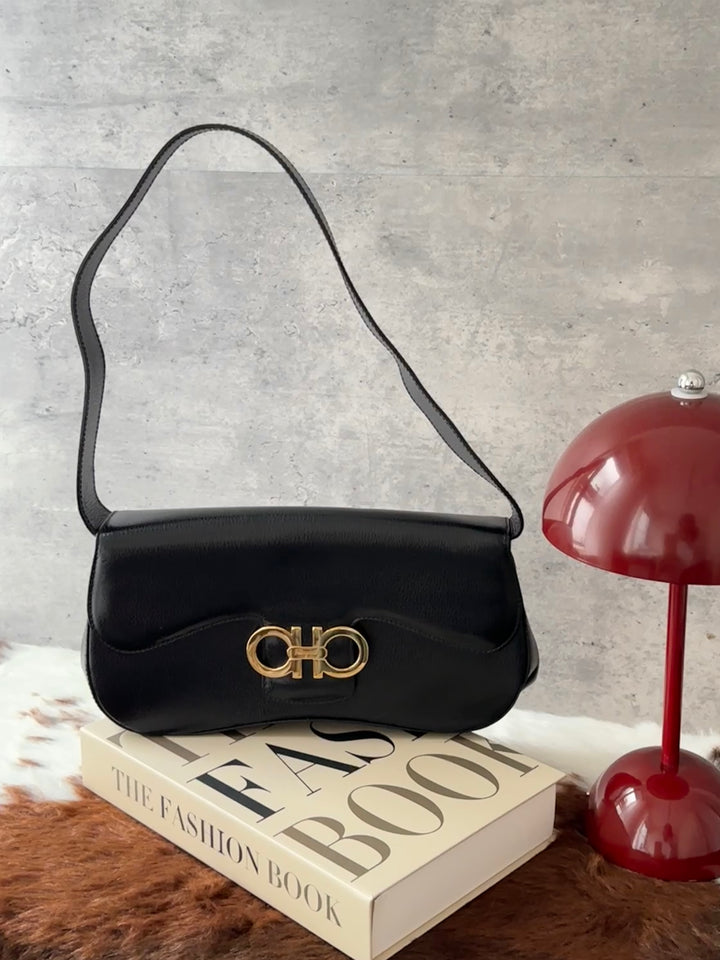 Ferragamo Gancini Baguette Shoulder Bag 🖤｜Classic Black × Gold Gancini × Sleek Vintage Shape✨