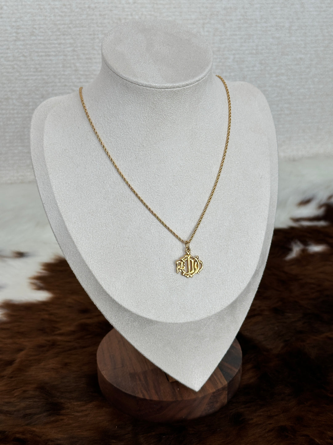 Dior “Pumpkin Carriage Pendant Necklace” ✨👑 | Fairytale Charm & Golden Elegance