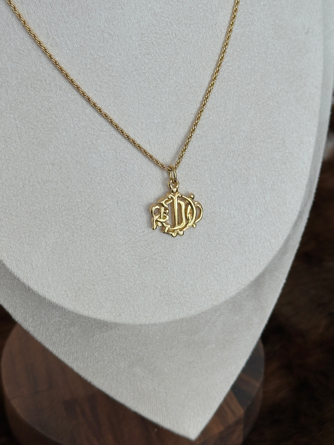 Dior “Pumpkin Carriage Pendant Necklace” ✨👑 | Fairytale Charm & Golden Elegance