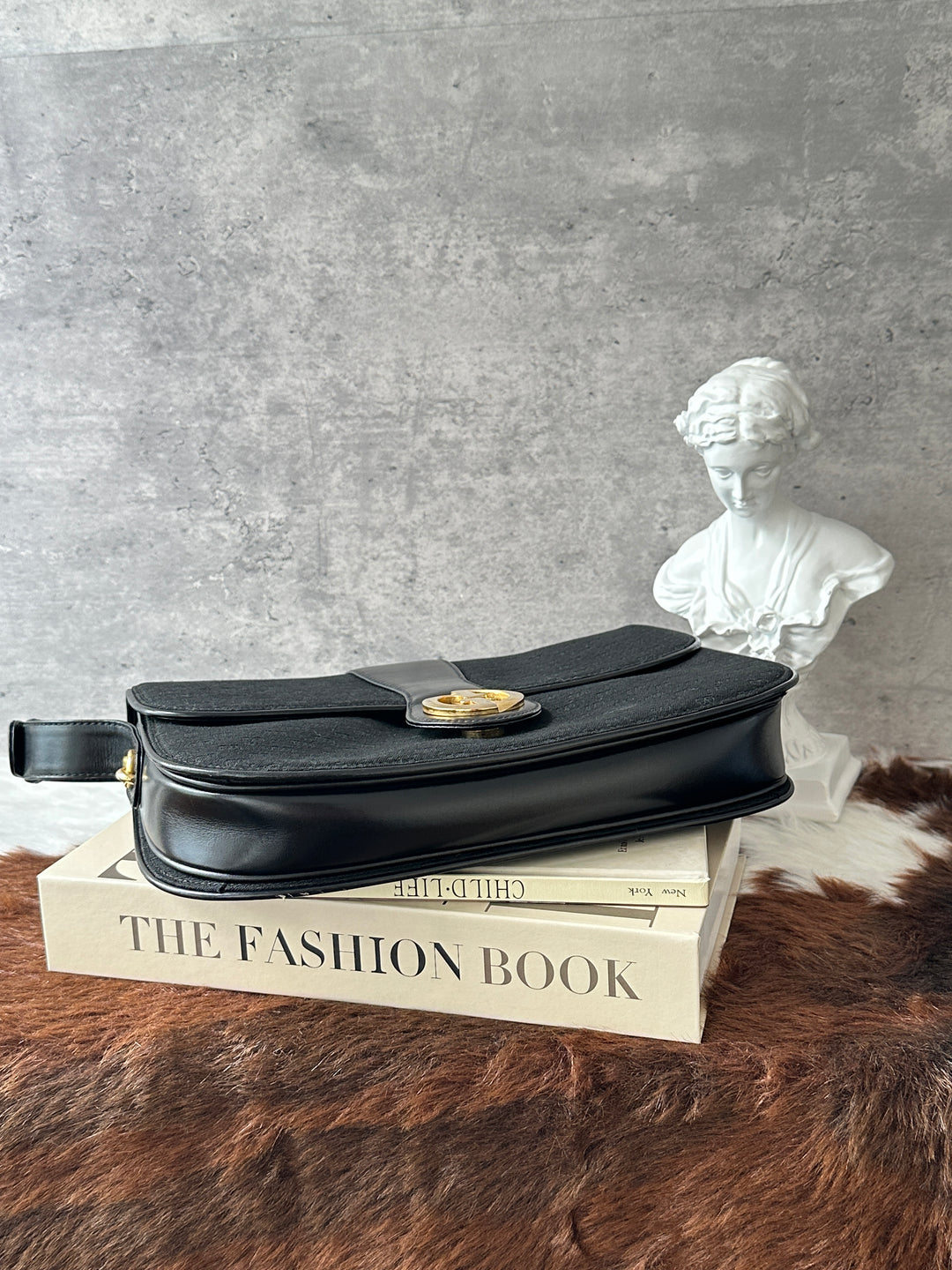 Gucci Vintage GG Monogram Shoulder Bag 🖤｜Early Logo Buckle × Subtle Black Monogram × Elegant Shoulder Carry✨