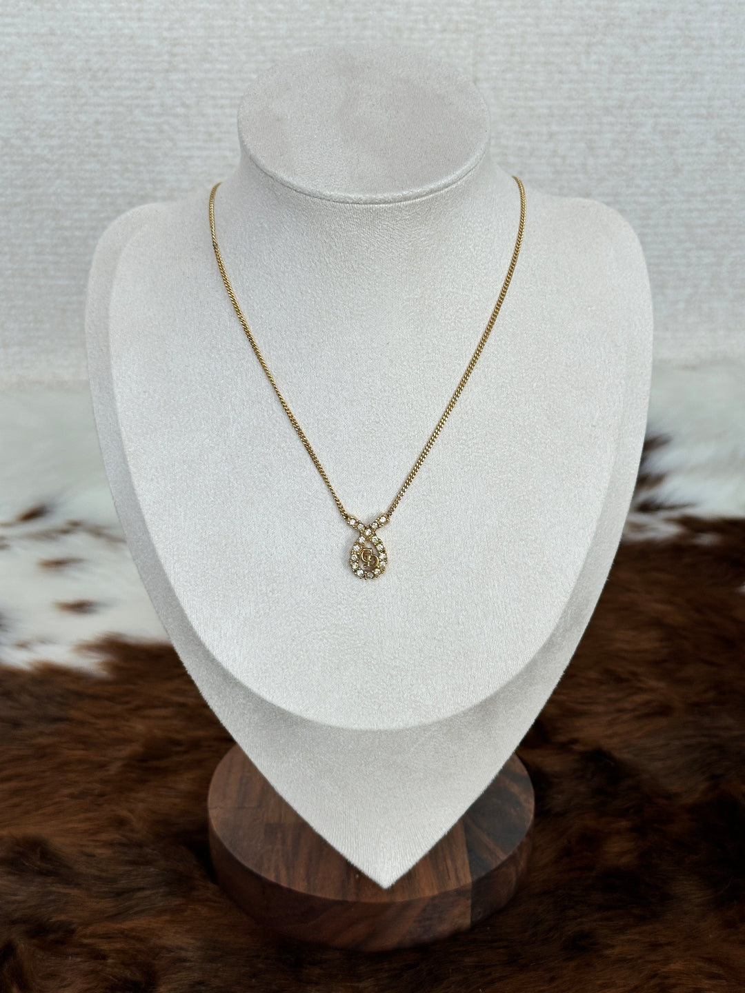 Dior “Crystal Teardrop Logo Necklace” 💧✨ | Elegant Shine & Feminine Silhouette