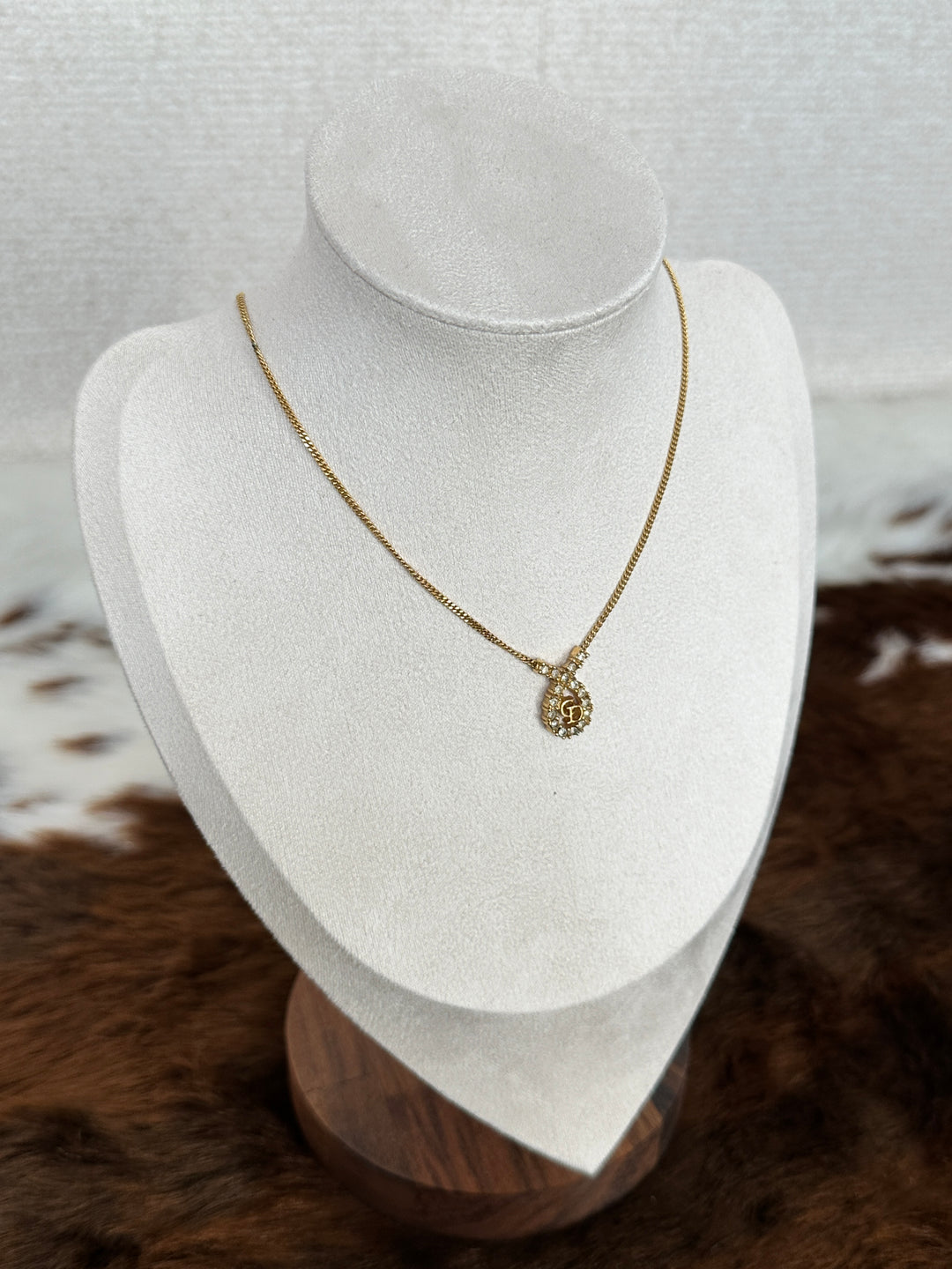 Dior “Crystal Teardrop Logo Necklace” 💧✨ | Elegant Shine & Feminine Silhouette