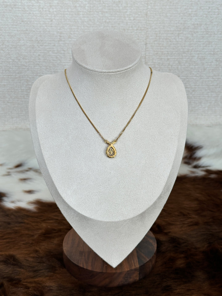 Dior “Crystal Teardrop Logo Necklace” 💧✨ | Elegant Shine & Feminine Silhouette