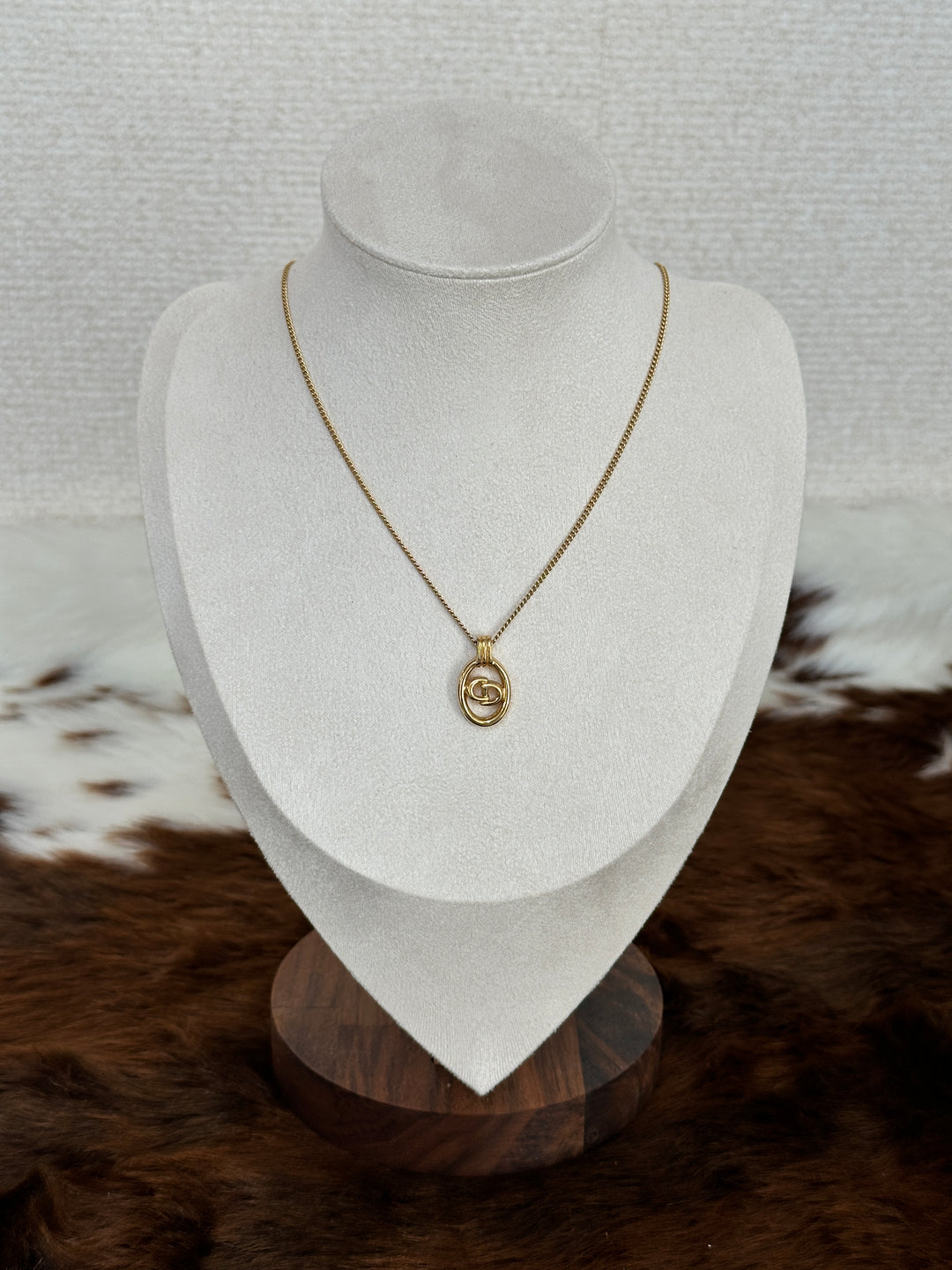 Dior “Logo Oval Pendant Necklace” ✨🤩 | Sleek Shine & Timeless Golden Chic