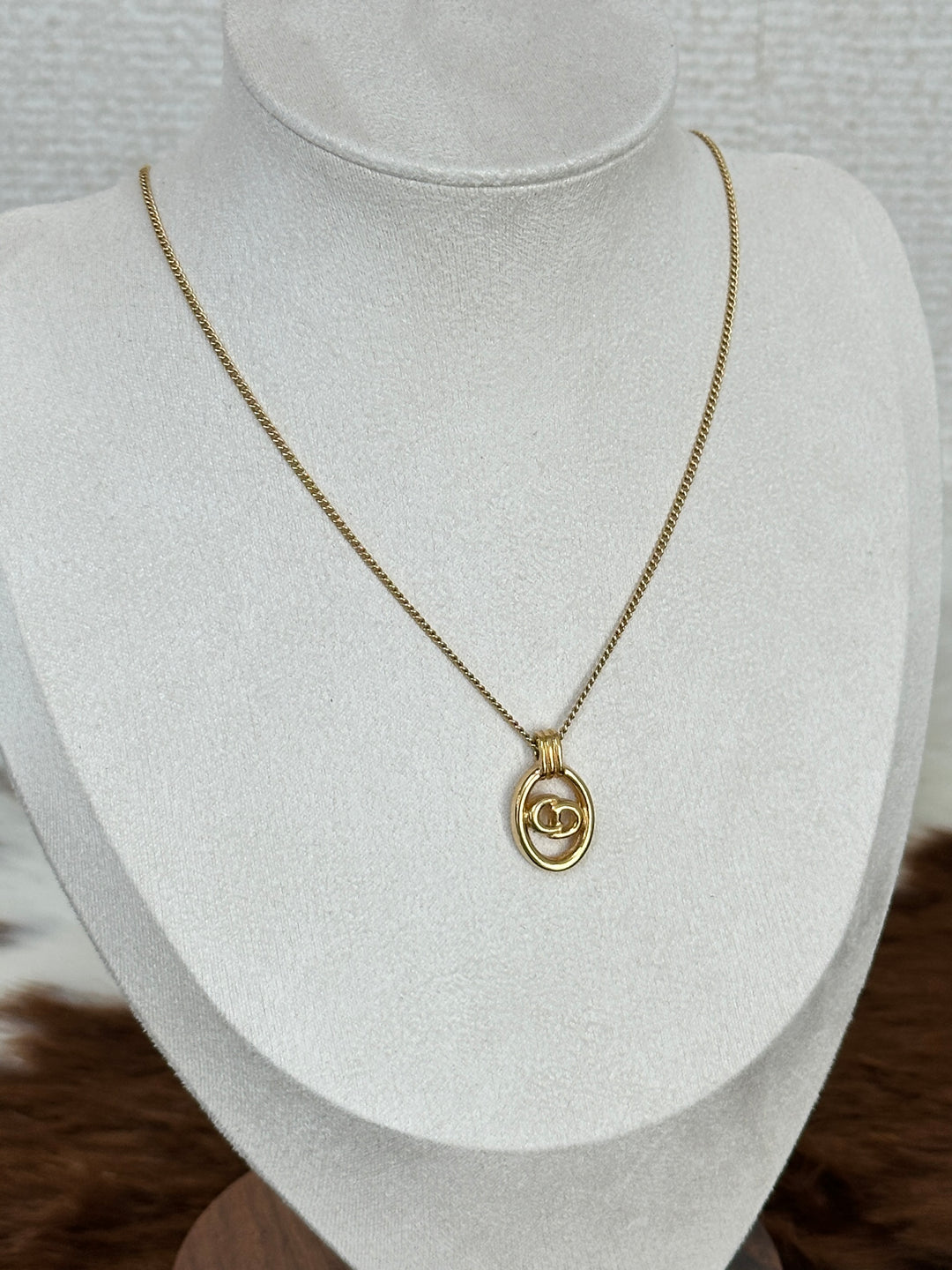 Dior “Logo Oval Pendant Necklace” ✨🤩 | Sleek Shine & Timeless Golden Chic