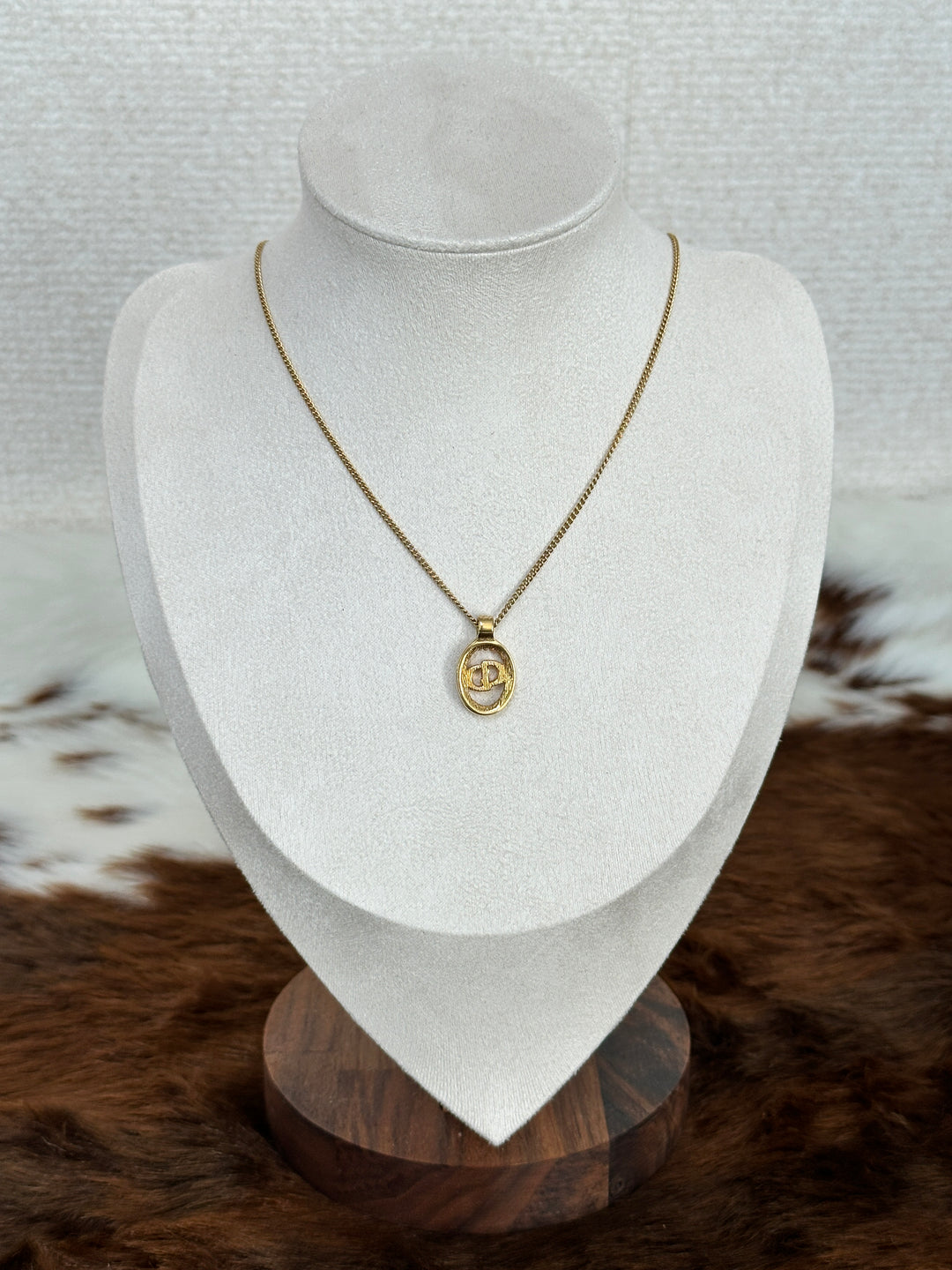 Dior “Logo Oval Pendant Necklace” ✨🤩 | Sleek Shine & Timeless Golden Chic