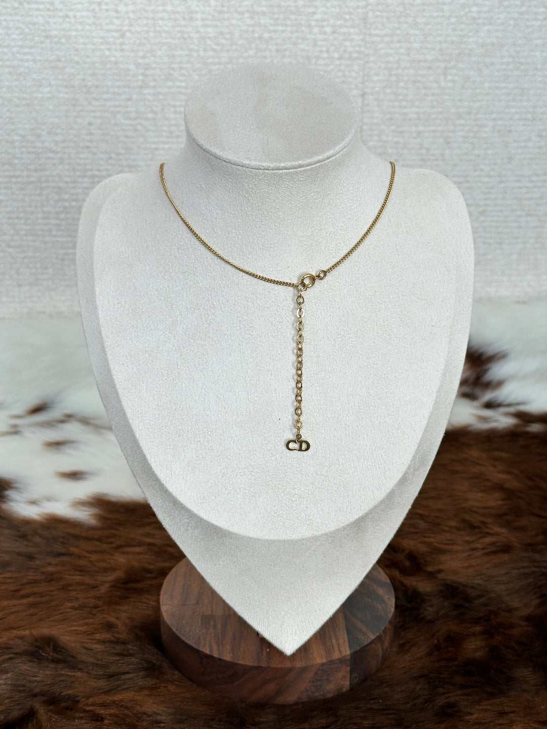 Dior “Logo Oval Pendant Necklace” ✨🤩 | Sleek Shine & Timeless Golden Chic