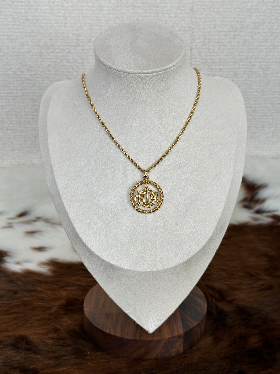 Dior “Carriage Rope Circle Pendant Necklace” 🐎✨ | Vintage Romance & Golden Elegance