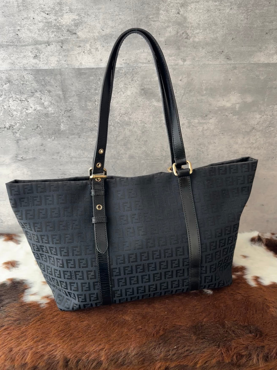 Fendi Zucca Monogram Neverfull-Style Zip Tote Bag 🖤｜Black Monogram × Zip Closure × Statement Charms✨