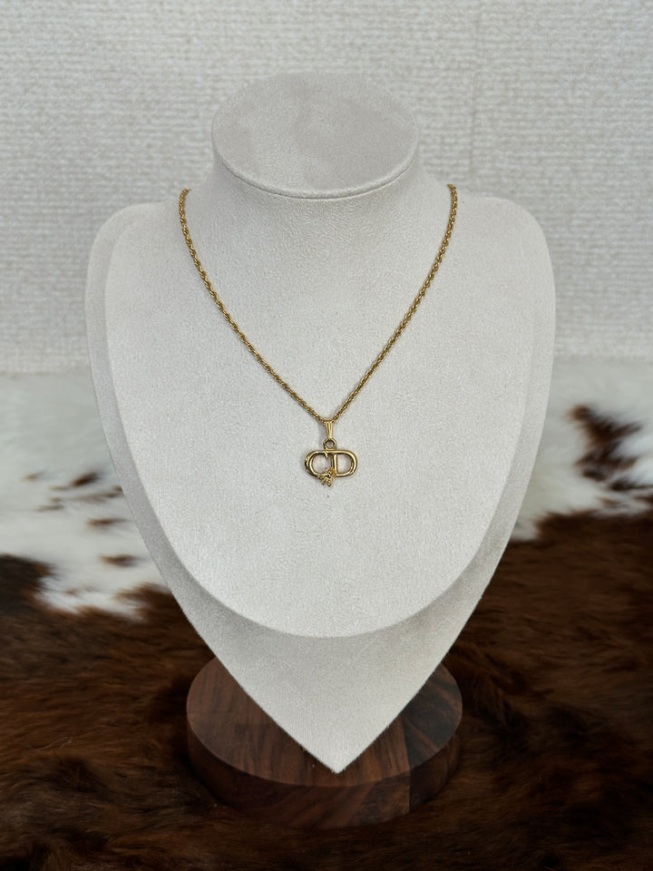 Dior “CD Bee Pendant Necklace” 🐝✨ | Sweet Elegance & Signature Dior Charm