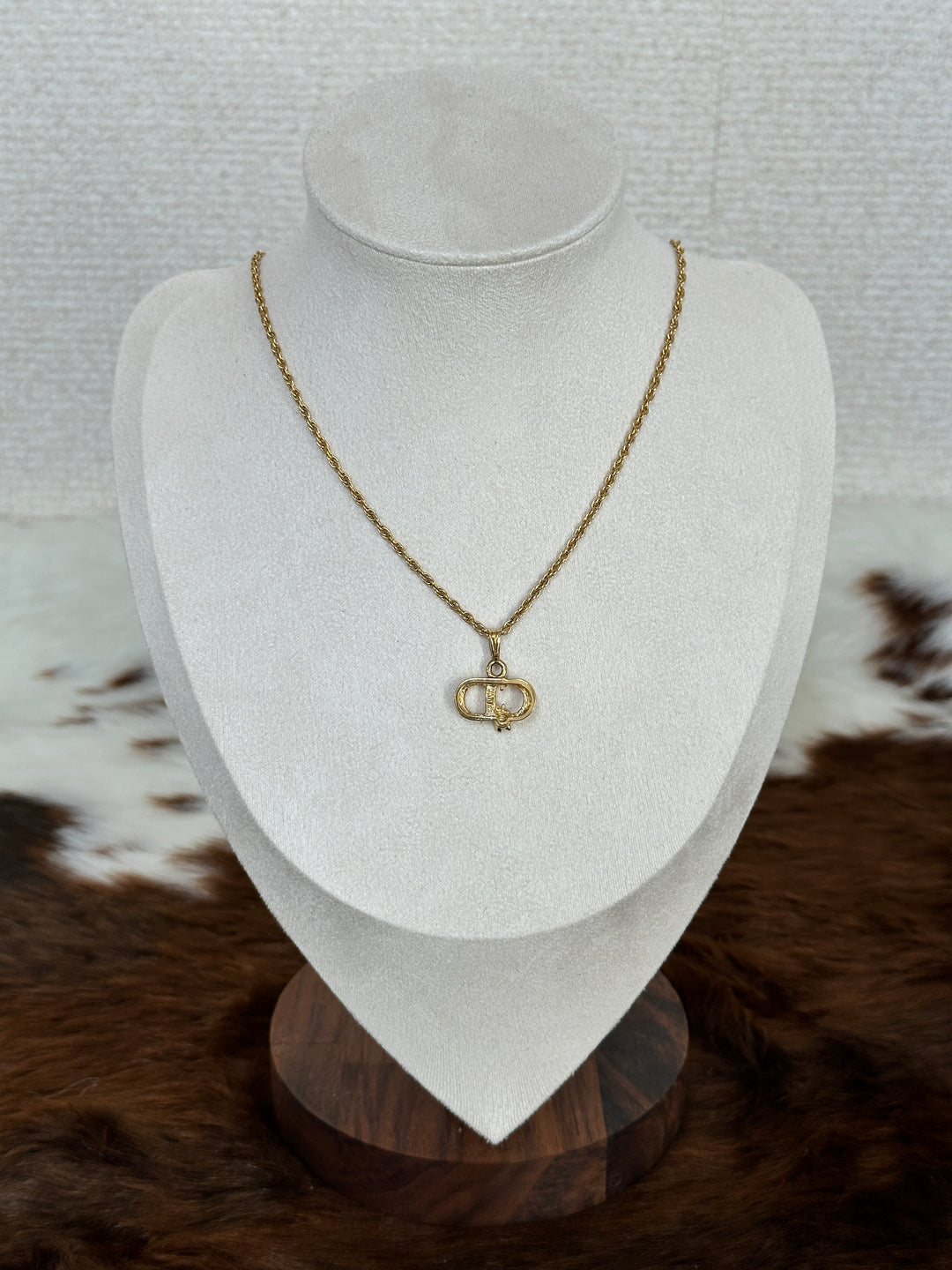 Dior “CD Bee Pendant Necklace” 🐝✨ | Sweet Elegance & Signature Dior Charm