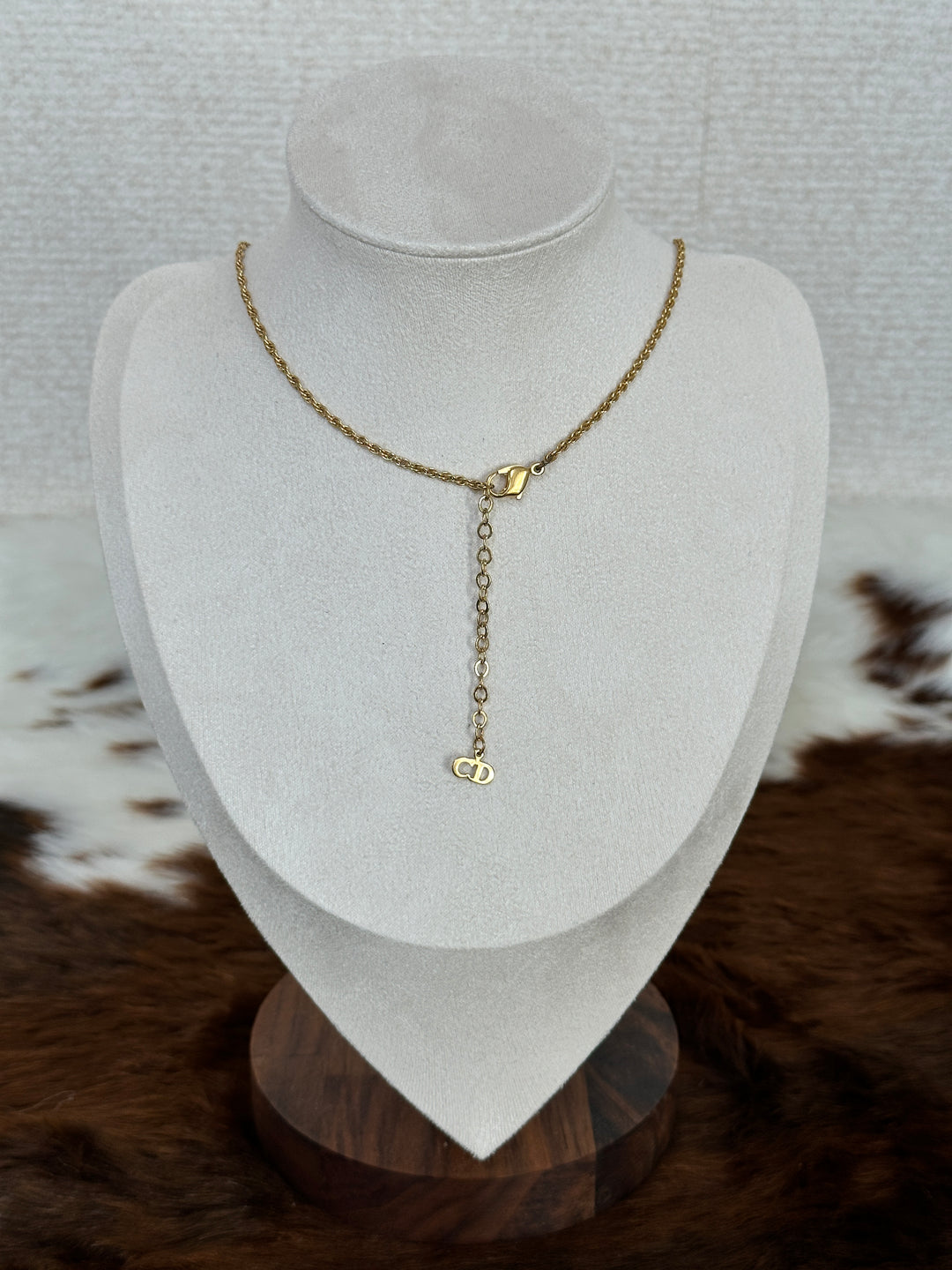 Dior “CD Bee Pendant Necklace” 🐝✨ | Sweet Elegance & Signature Dior Charm