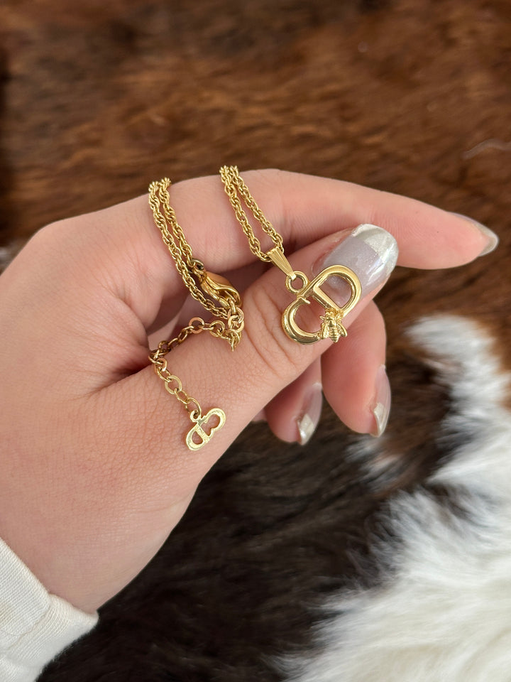 Dior “CD Bee Pendant Necklace” 🐝✨ | Sweet Elegance & Signature Dior Charm