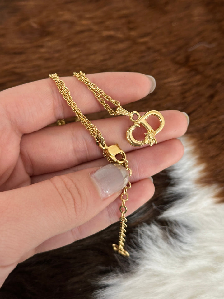 Dior “CD Bee Pendant Necklace” 🐝✨ | Sweet Elegance & Signature Dior Charm