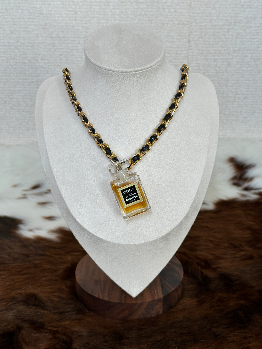 Chanel “Coco Perfume Bottle Leather Chain Necklace” ❤️✨ | Iconic, Playful & Ultra-Chic Statement