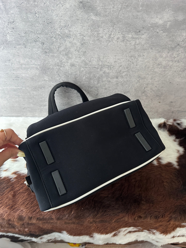 Prada Limited Edition Neoprene Boston Bag 🖤❤️｜Lightweight Structure × Sporty Contrast Trim × Fits iPad✨