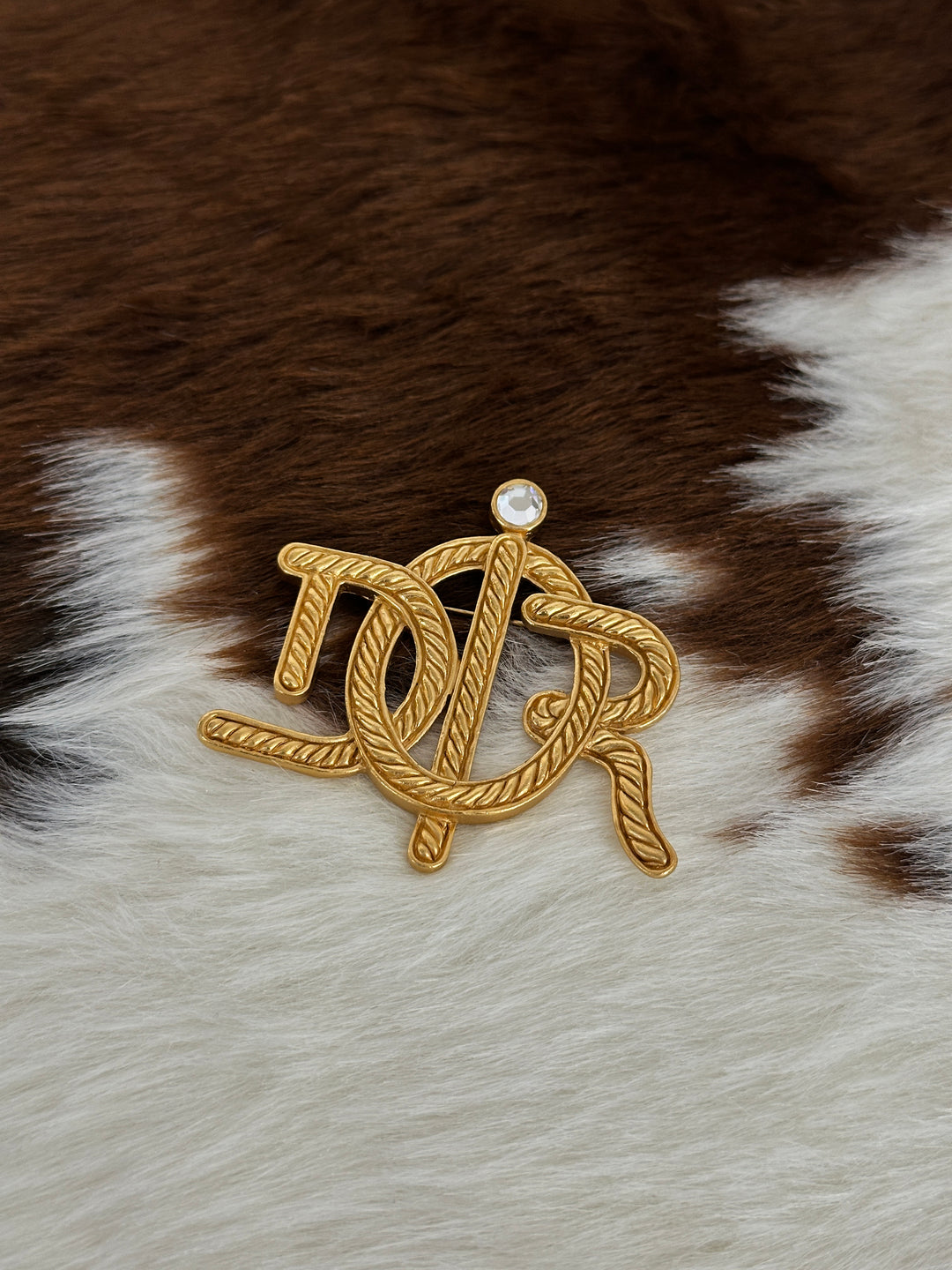 Dior “Carriage Rope Monogram Brooch” 🐎✨ | Vintage Couture Flair & Sculptural Golden Detail