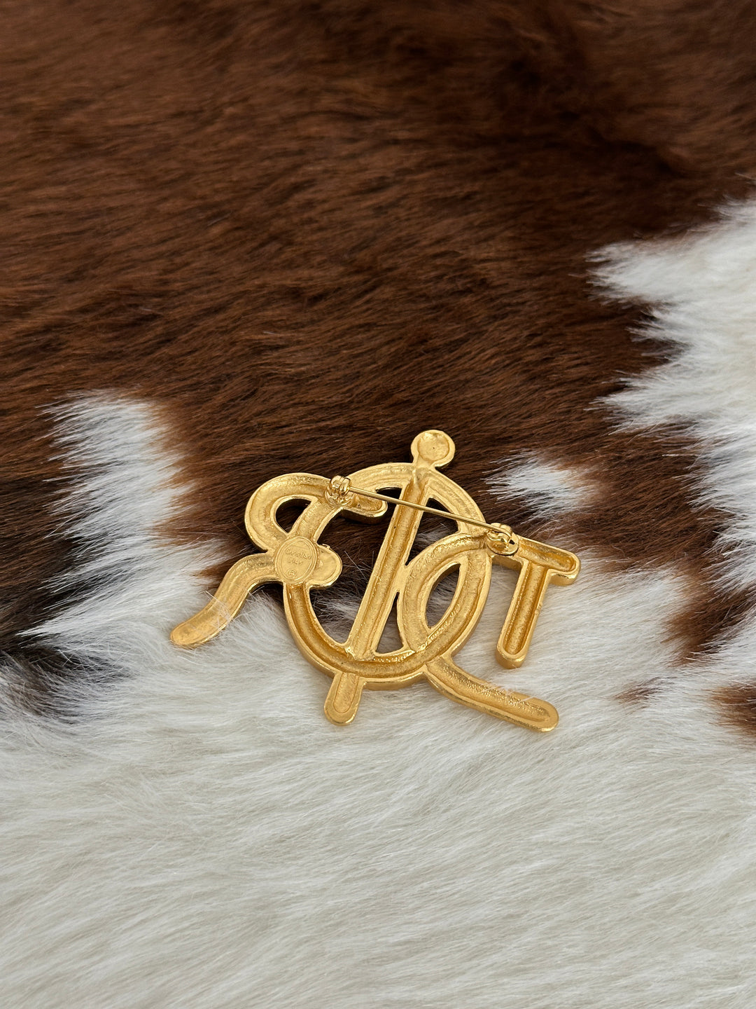 Dior “Carriage Rope Monogram Brooch” 🐎✨ | Vintage Couture Flair & Sculptural Golden Detail