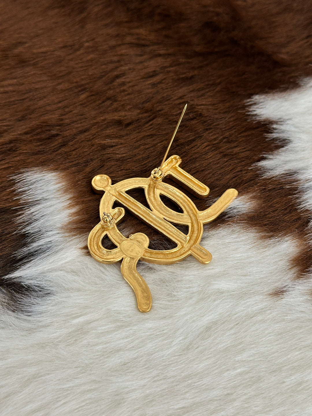Dior “Carriage Rope Monogram Brooch” 🐎✨ | Vintage Couture Flair & Sculptural Golden Detail