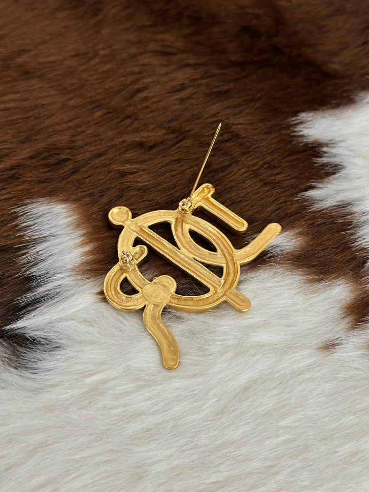 Dior “Carriage Rope Monogram Brooch” 🐎✨ | Vintage Couture Flair & Sculptural Golden Detail