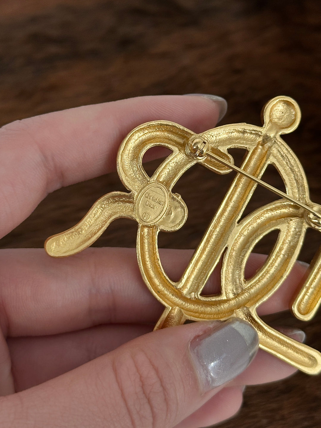 Dior “Carriage Rope Monogram Brooch” 🐎✨ | Vintage Couture Flair & Sculptural Golden Detail