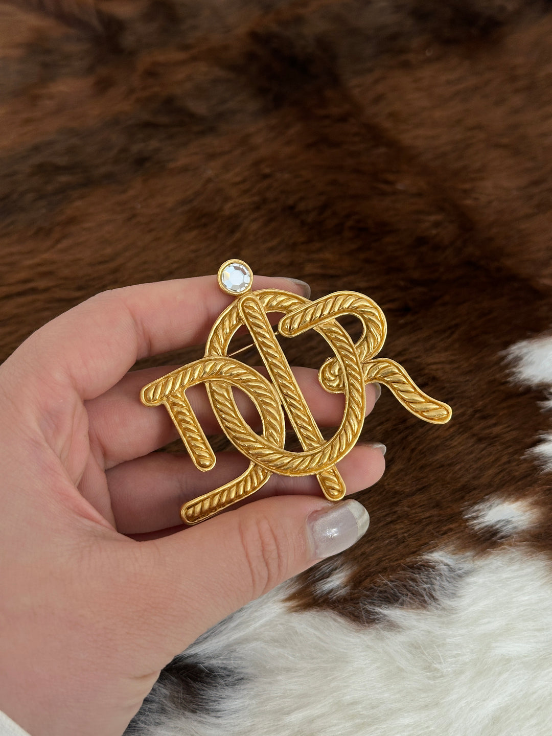 Dior “Carriage Rope Monogram Brooch” 🐎✨ | Vintage Couture Flair & Sculptural Golden Detail