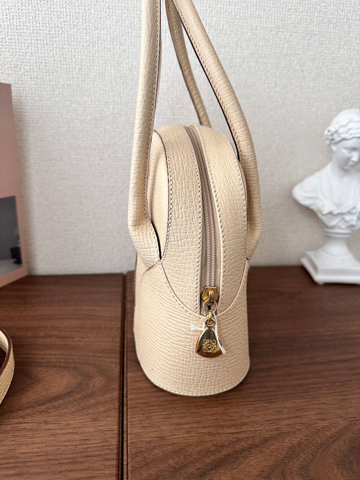 LOEWE Vintage Shell Bag 🤍✨ Small Size with Strap