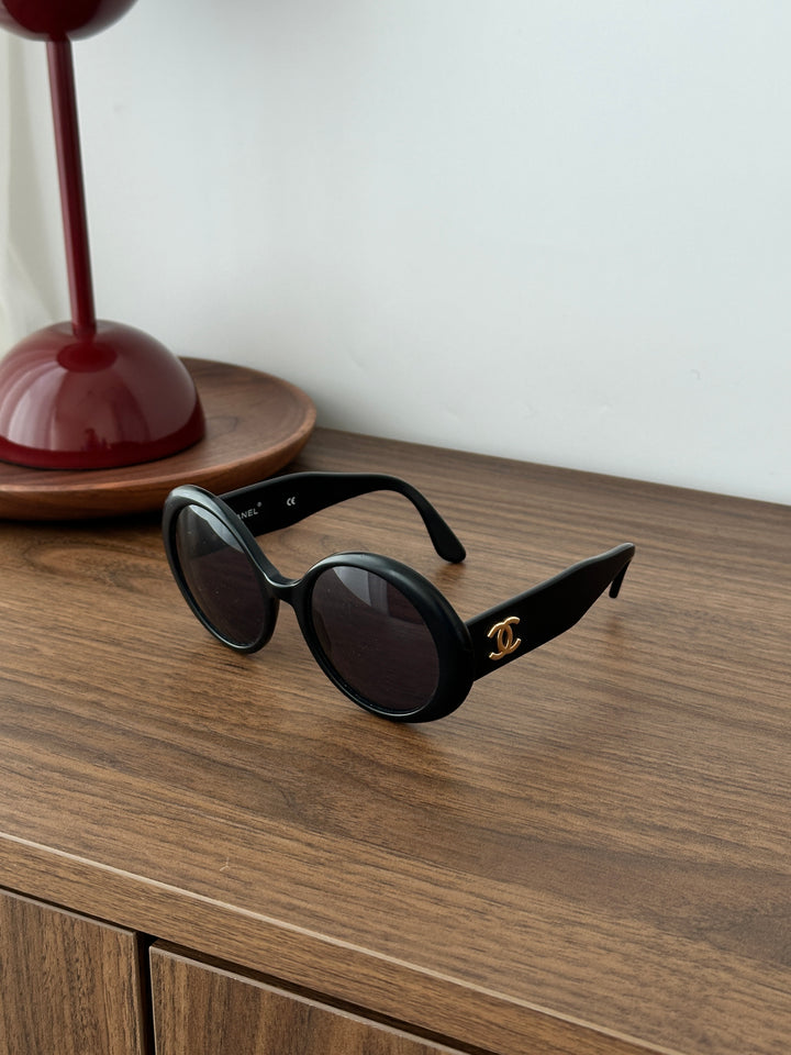 CHANEL Vintage Round Sunglasses – Glossy Black × Gold CC Logo ✨ Chic & Timeless