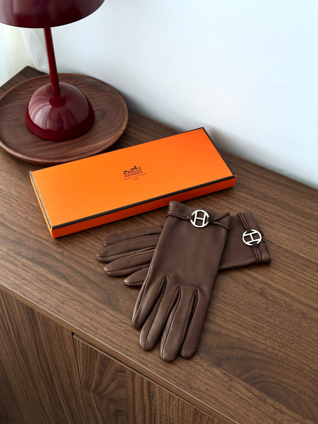 HERMES Silver-Buckle Leather Gloves – Soft Brown Lambskin × Iconic H Hardware ✨ Elegant &amp; Luxurious
