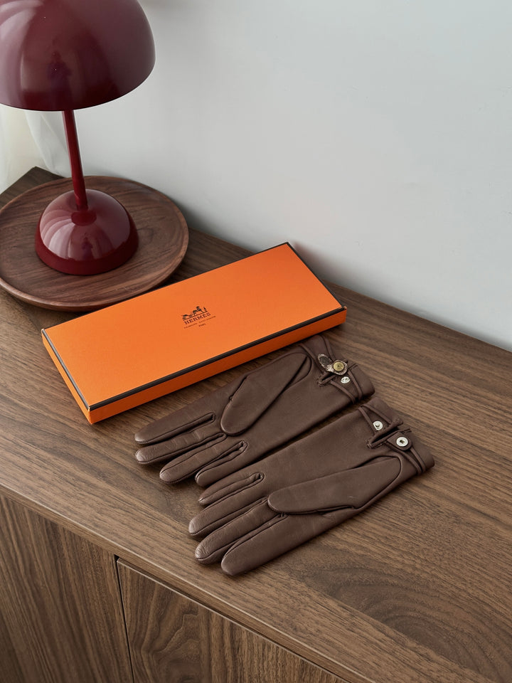 HERMES Silver-Buckle Leather Gloves – Soft Brown Lambskin × Iconic H Hardware ✨ Elegant &amp; Luxurious